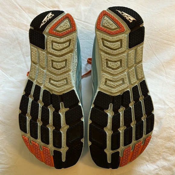 Altra women’s running sneaker - Picture 3 of 5